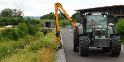 Derzeit werden in der Linthebene Kanal­böschungen gemäht.  Das Mähgut muss vollständig aus dem Abflussprofil entsorgt werden. 