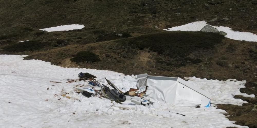Vom kleinen Motorflugzeug blieb nur ein Haufen Trümmer übrig. (Archivbild)