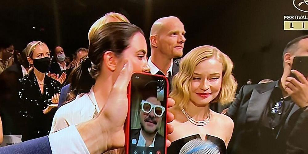 Kirill Serebrennikow, der Russland nicht verlassen durfte, um am Festival teilzunehmen, hält vor der Vorführung seines Films "Petrov's Flu" eine Rede per Videoanruf bei der 74. Ausgabe der Filmfestspiele von Cannes. Foto: Jean-Francois Guyot/AFP/dpa