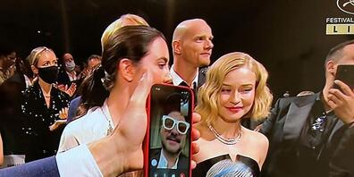 Kirill Serebrennikow, der Russland nicht verlassen durfte, um am Festival teilzunehmen, hält vor der Vorführung seines Films "Petrov's Flu" eine Rede per Videoanruf bei der 74. Ausgabe der Filmfestspiele von Cannes. Foto: Jean-Francois Guyot/AFP/dpa