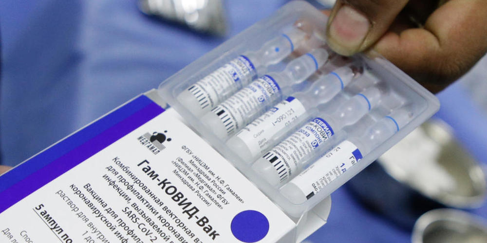 FILED - Ein Mitarbeiter des Gesundheitswesens öffnet eine Packung mit mehreren Dosen des Coronavirus-Impfstoffs Sputnik V. (Archivbild) Photo: Jesus Vargas/dpa