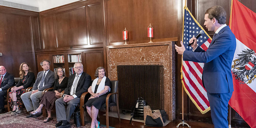 Sebastian Kurz (r), Bundeskanzler von Österreich spricht während einer Zeremonie zur Übergabe von Staatsbürgerschaftsurkunden an die Opfer und deren Nachkommen, die vom Nazi-Regime aus Österreich vertrieben wurden. Foto: Mary Altaffer/AP/dpa