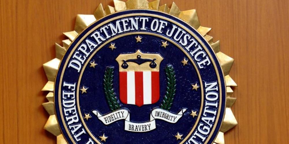 ARCHIV - Das Wappen des Federal Bureau of Investigation (FBI) des US-Justizministeriums hängt in der US-Botschaft in Berlin. Foto: picture alliance / dpa