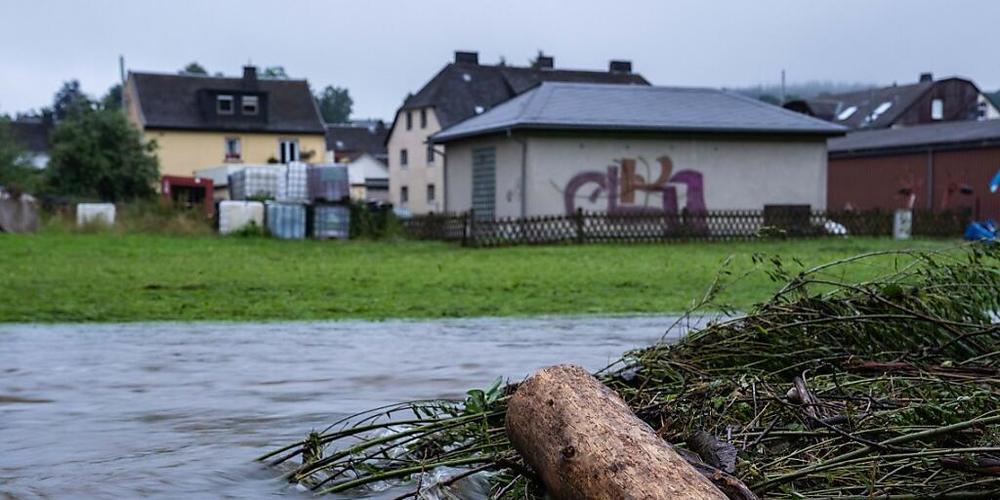 Die Selbitz ist in der gleichnamigen Ortschaft durch die starken Niederschläge zu einem reißenden Fluss geworden. Foto: Nicolas Armer/dpa