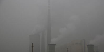 Ein Kraftwerk in der chinesischen Hauptstadt Bejing. Die CO2-Zertifikate dienen der Verbesserung der Klimabilanz von Unternehmen. Künftig dürfen die Firmen auch in China mit den Zertifikaten handeln. (Archivbild)