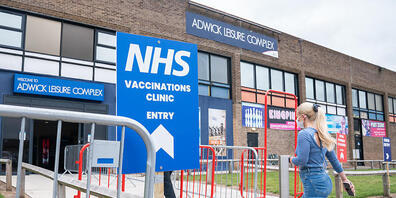 Eine Frau betritt ein Iimpfzentrum im Adwick Leisure Centre. Foto: Danny Lawson/PA Wire/dpa