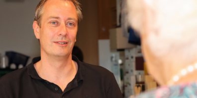 Laurent Déverin im Gespräch mit einer Bewohnerin im Betagtenheim Geserhus in Rebstein. Er leitet das Heim und steht dem Branchenverband «Curaviva» als Präsident vor.