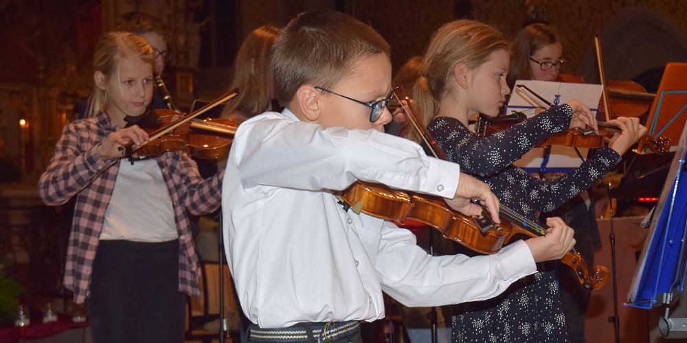 Violinen im Griff. Die jungen Musikantinnen und Musikanten spielten mit viel Freude auf.