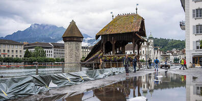 Der Vierwaldstättersee in Luzern schwappt über: Blick auf die Kapellbrücke.