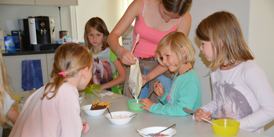 Die Kinder beim Dekorieren des Glacés.