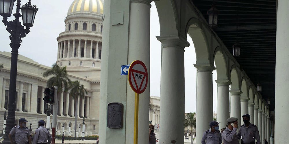Polizisten stehen Wache in der Nähe des Kapitols. Drei Tage nach Beginn der Demonstrationen gegen die Regierung in Kuba sind nach Angaben unabhängiger Journalisten inzwischen Tausende Menschen festgenommen worden. Foto: Eliana Aponte/AP/dpa