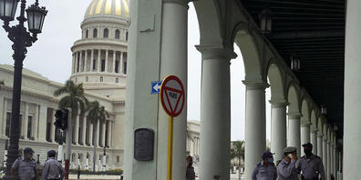 Polizisten stehen Wache in der Nähe des Kapitols. Drei Tage nach Beginn der Demonstrationen gegen die Regierung in Kuba sind nach Angaben unabhängiger Journalisten inzwischen Tausende Menschen festgenommen worden. Foto: Eliana Aponte/AP/dpa