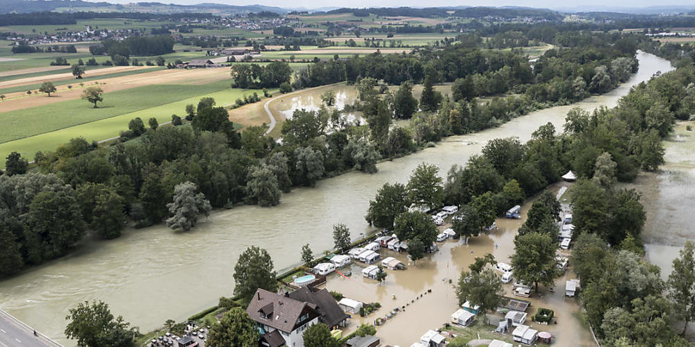 Zelte und Wohnwagen auf dem überschwemmten Campingplatz Reussbrücke am Mittwoch in Ottenbach ZH.