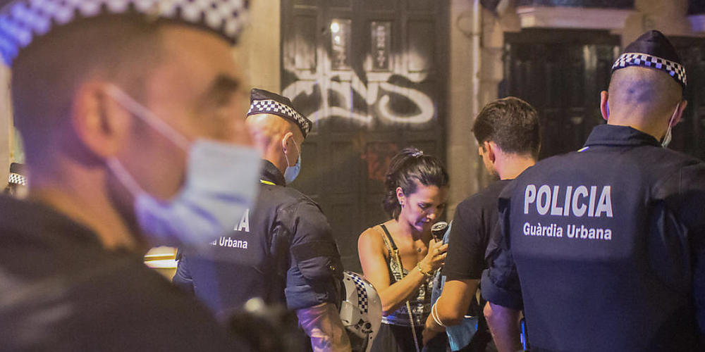 ARCHIV - Polizisten führen Kontrollen in Barcelona durch. Foto: Thiago Prudencio/DAX via ZUMA Wire/dpa