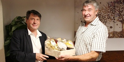 Cornel Egger (links) kann sein 30-Jahr-Jubiläum als Gemeindepräsident von Oberuzwil feiern. Vize-Gemeindepräsident Alois Schilliger gratuliert im Namen des Gemeinderats.