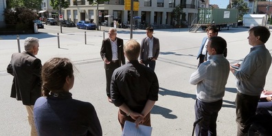 Gemeindepräsident Elmar Metzger und René Bruderer, Geschäftsleiter Bau und Infrastruktur, stellten der «Flux»-Jury das Konzept des Verkehrsknotens Flawil vor.  