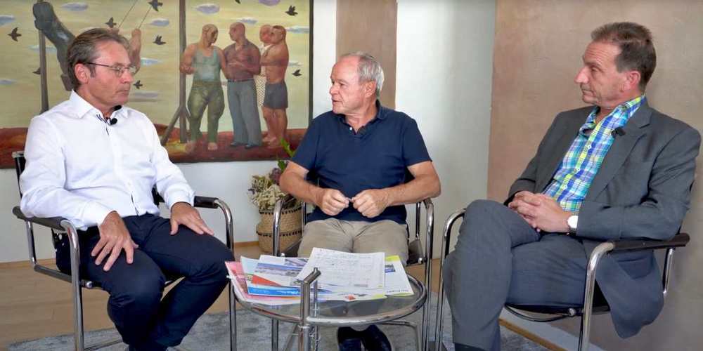 Bruno Hug (Mitte) diskutierte mit Gemeindepräsident Félix Brunschwiler (l.) und SVP-Präsident Stefan Wäckerlin über das Dorfzentrum.