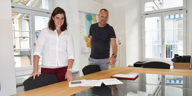 Gemeindeschreiberin Petra Keller und Wolfgang Reumer, Abteilungsleiter Bau und Umwelt, erläutern die Baureglementsänderung.