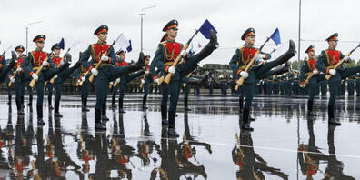 HANDOUT - Auf diesem vom Pressedienst des russischen Verteidigungsministeriums zur Verfügung gestellten Foto treten russische Ehrengarde-Soldaten während der Eröffnungszeremonie der gemeinsamen strategischen Militärübung der Streitkräfte Russlands...
