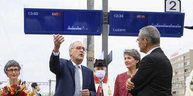Guy Parmelin mit seiner Frau Caroline (links) und Bundesrätin Simonetta Sommaruga schalten auf zum Weg zum Empfang des Bundespräsidenten in der Waadt einen Stopp am Bahnhof in Freiburg ein, wo sie vom Freiburger Regierungspräsidenten Jean-François...