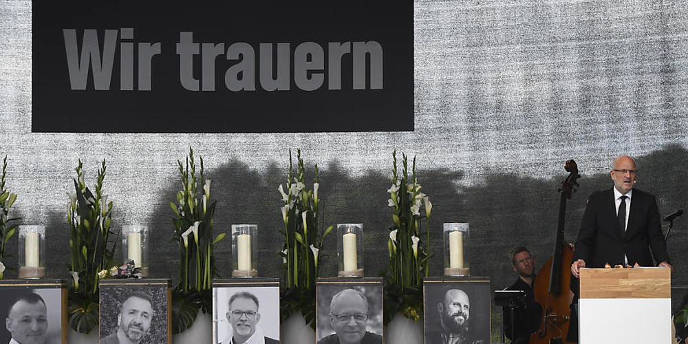 Frank Hyldmar, Vorstandsvorsitzender von Currenta, nimmt bei einer Trauerfeier für die Todesopfer bei der Explosion der Sondermüllverbrennungsanlage im Bayer Chempark Ende Juli, Abschied. Bei der Explosion kamen sieben Menschen ums Leben. Foto: Ro...