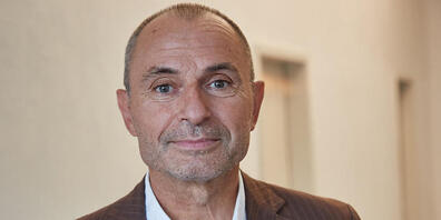 ARCHIV - Norbert Gstrein, Autor, steht vor Beginn des Longlist-Abends zum Deutschen Buchpreis im Foyer der Freien Akademie der Künste Hamburg. Der österreichische Romancier Norbert Gstrein erhält den Thomas-Mann-Preis 2021. Foto: Georg Wendt/dpa