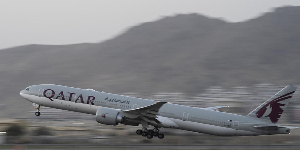 Qatar Airways hebt am Donnerstag mit dem ersten kommerziellen Flug am Flughafen in Kabul ab. Foto: Bernat Armangue/AP/dpa