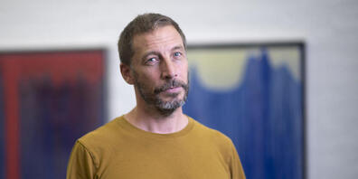 Der franko-amerikanische Filmemacher und Künstler Éric Baudelaire fotografiert in seiner Ausstellung "Death Passed My Way and Stuck This Flower in My Mouth" in der Kunst Halle St. Gallen.