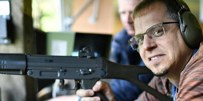 Stefan Gysin, Schützenkönig des Jahres 1998, gewinnt den Ausstich der ehemaligen Schützenköniginnen- und könige am Zürcher Knabenschiessen.