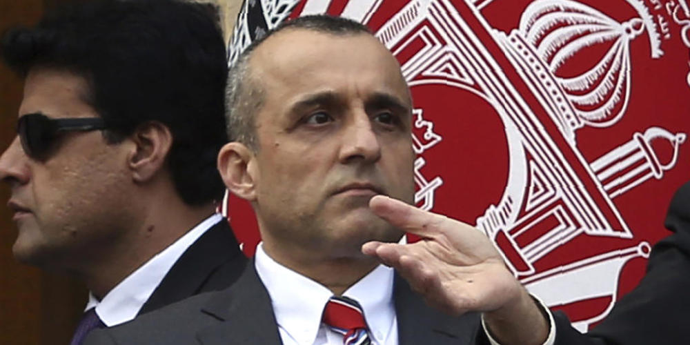 ARCHIV - Amrullah Saleh, ehemaliger Vizepräsident von Afghanistan, hört Präsident A. Ghani zu, der bei einer Einweihungszeremonie im Präsidentenpalast eine Rede hält. Foto: Rahmat Gul/AP/dpa