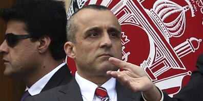 ARCHIV - Amrullah Saleh, ehemaliger Vizepräsident von Afghanistan, hört Präsident A. Ghani zu, der bei einer Einweihungszeremonie im Präsidentenpalast eine Rede hält. Foto: Rahmat Gul/AP/dpa