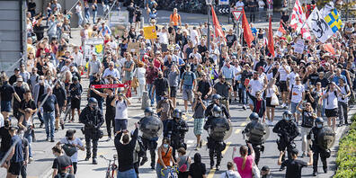 Gegen das ausgeweitete Covid-Zertifikat auf der Strasse: Die Polizei trennt die Massnahmengegner-Demonstation von Gegendemonstranten.