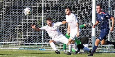 Der FC Rheineck (in blauen Trikots) will endlich punkten