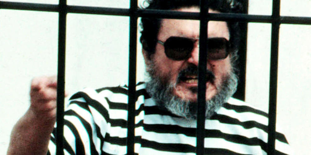 ARCHIV - Abimael Guzman, der Gründer und Anführer der Guerillabewegung Leuchtender Pfad, schreit im September 1992 nachdem er gefangen genommen wurde. Foto: Str/AP/dpa