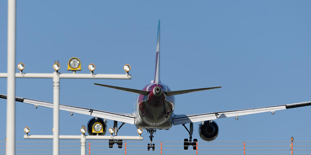 ARCHIV - Ein Flugzeug vom Typ Airbus A320 während einer Landung. Foto: Robert Michael/dpa/Symbolbild