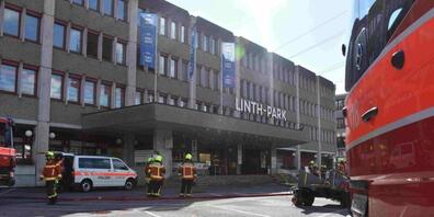 Beim Brand in dem Einkaufszentrum entstand starker Rauch. Verletzt wurde niemand.