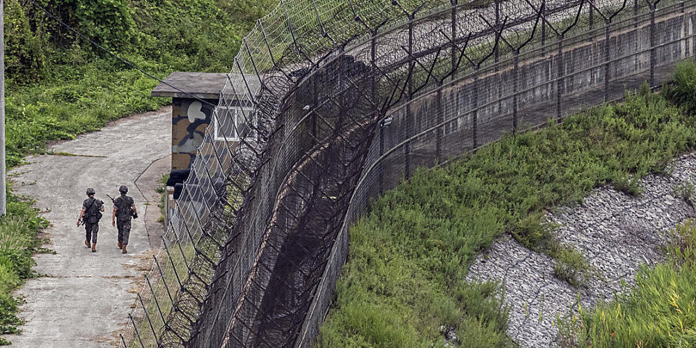 Südkoreanische Soldaten patrouillieren an der innerkoreanischen Grenze verläuft. Foto: -/YNA/dpa