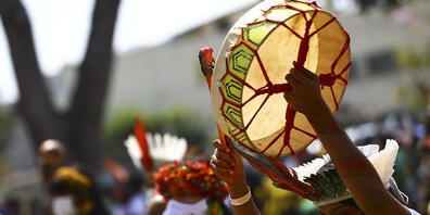 Indigene Frauen in volkst &#807;mlichen Trachten bei einer Kundgebung in BrasÌlia. Foto: Marcelo Camargo/Agencia Brazil/dpa - ACHTUNG: Nur zur redaktionellen Verwendung und nur mit vollst&#8240;ndiger Nennung des vorstehenden Credits