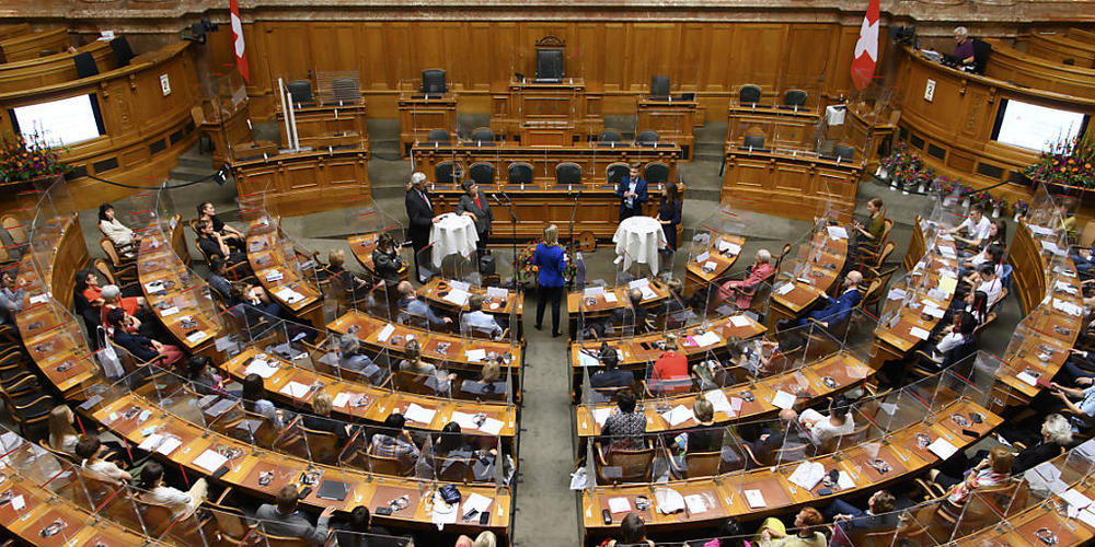 Blick in den Nationalratssaal. Dort beginnt am Montag die Herbstsession mit der Debatte über Kriegsmaterialexporte. (Archivbild)