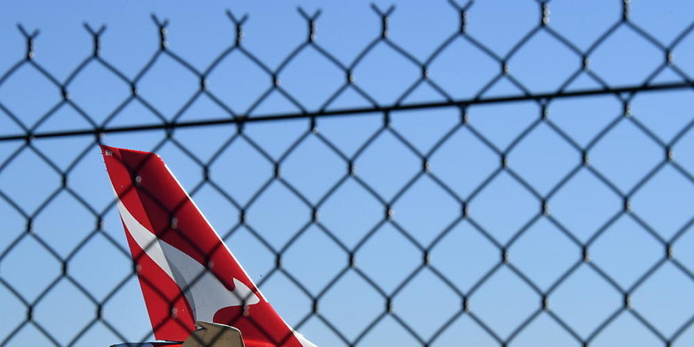 Eine Maschine der Fluggesellschaft Qantas am Flughafen Sydney. Die Airline wollte ihre Zusammenarbeit mit der japanischen Airline JAL erweitern. Die australische Wettbewerbsbehörde hat das nun aber verhindert. (Symbolbild)