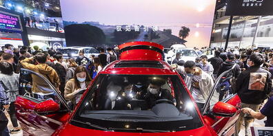 Ein Auto des Herstellers BYD an der Auto Shanghai im April. BYD gehört zu der Gruppe der chinesischen Autohersteller, die ihre Produktion für E-Autos ausgebaut haben. (Archivbild)