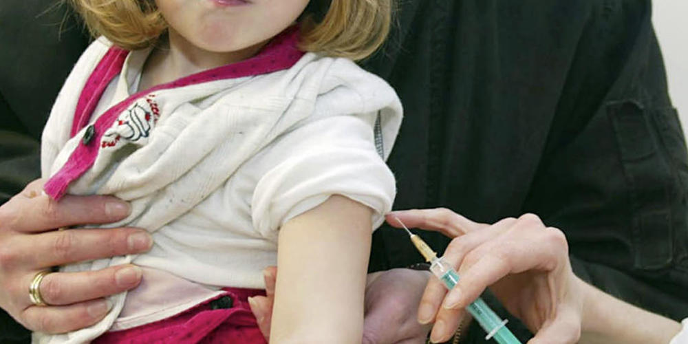 Ein 2-jähriges Mädchen wird gegen Masern geimpft: Die Corona-Pandemie schlug sich auf die Impfrate von Kindern nieder.
