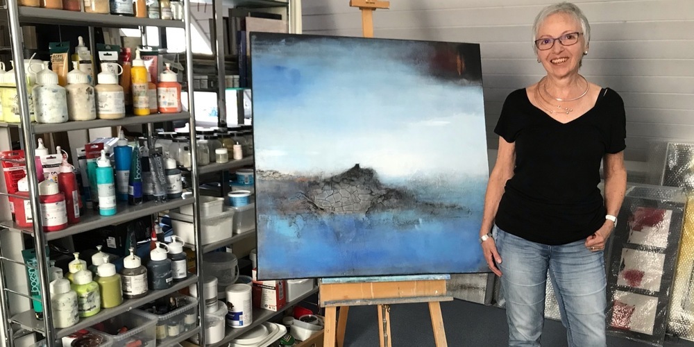 Verena Dill vor ihrem Bild «Solid Rock» in ihrem Atelier in Wolfhausen