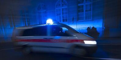 Eine 26-jährige E-Bike-Fahrerin musste nach der Kollision mit einem Auto ins Spital gebracht werden. (Symbolbild)