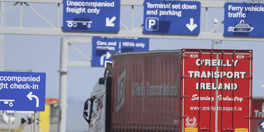 Die Zölle, die Briten für Waren aus der Europäischen Union zahlen müssen, sind wegen des Brexit deutlich gestiegen. Im Bild ein Lastwagen aus dem EU-Land Irland, der in den Hafen Belfast in Nordirland, das zum Vereinigten Königreich gehört, einfäh...