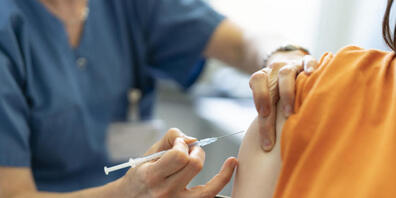 Insgesamt wurden bis vorgestern Abend 9'374'550 Impfdosen an die Kantone und Liechtenstein ausgeliefert. Damit sind 52,81 Prozent der Bevölkerung bereits vollständig geimpft. (Archivbild)