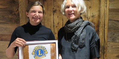 Alina Loacker freute sich über den Anerkennungspreis, den ihr Lions-Club Präsidentin Annette Joos überreichte.