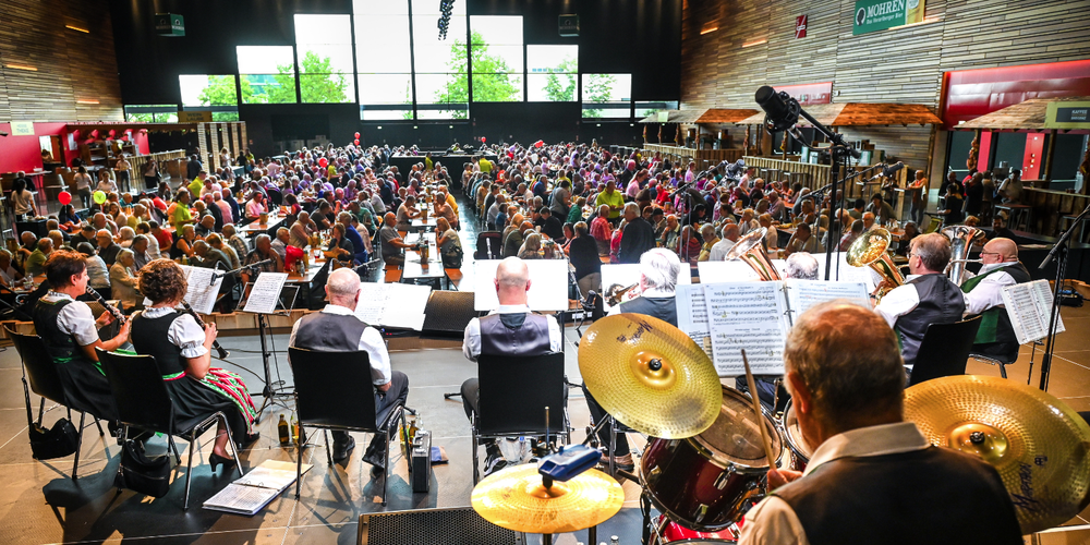Im Wirtschaftszelt wurden wieder Messehennele, Bratwürste und schmissige Blasmusik serviert