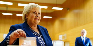 Erna Solberg, norwegische Ministerpr&#8240;sidentin und Vorsitzende der konservativen Partei Hoyre, gibt ihre Stimme bei den Parlamentswahlen 2021 ab. Am Montag w&#8240;hlt Norwegen ein neues Parlament. Nach acht Jahren unter Ministerpr&#8240;side...