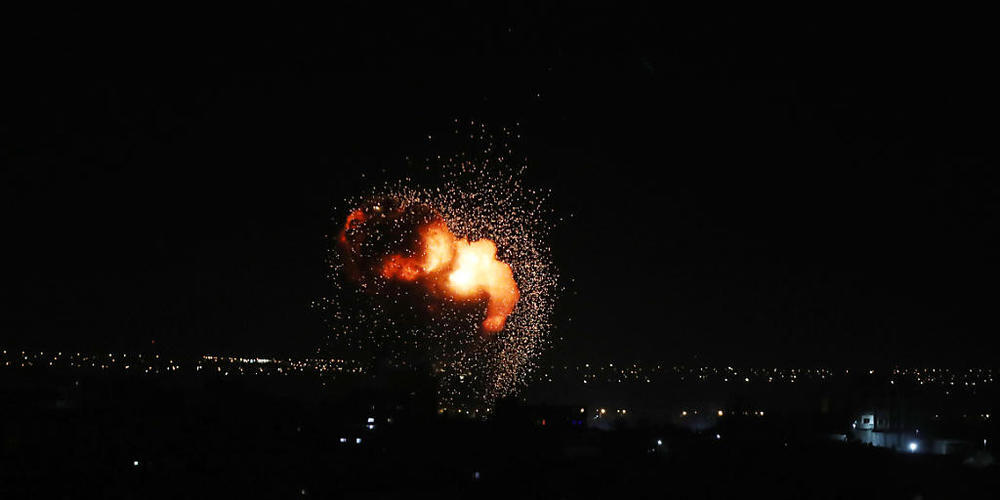 Ein Feuerball steigt nach einem israelischen Luftangriff im südlichen Gazastreifen auf. Zum dritten Mal in Folge hat Israels Luftwaffe nach einem Raketenangriff aus dem Gazastreifen Ziele in dem Palästinensergebiet beschossen. Foto: Ashraf Amra/AP...